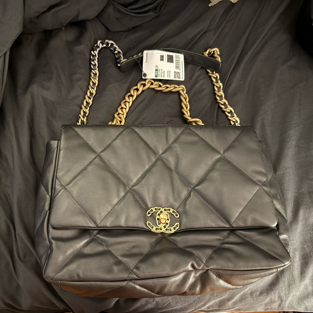 CHANEL Black Quilted Shoulder Bag with Gold Chain